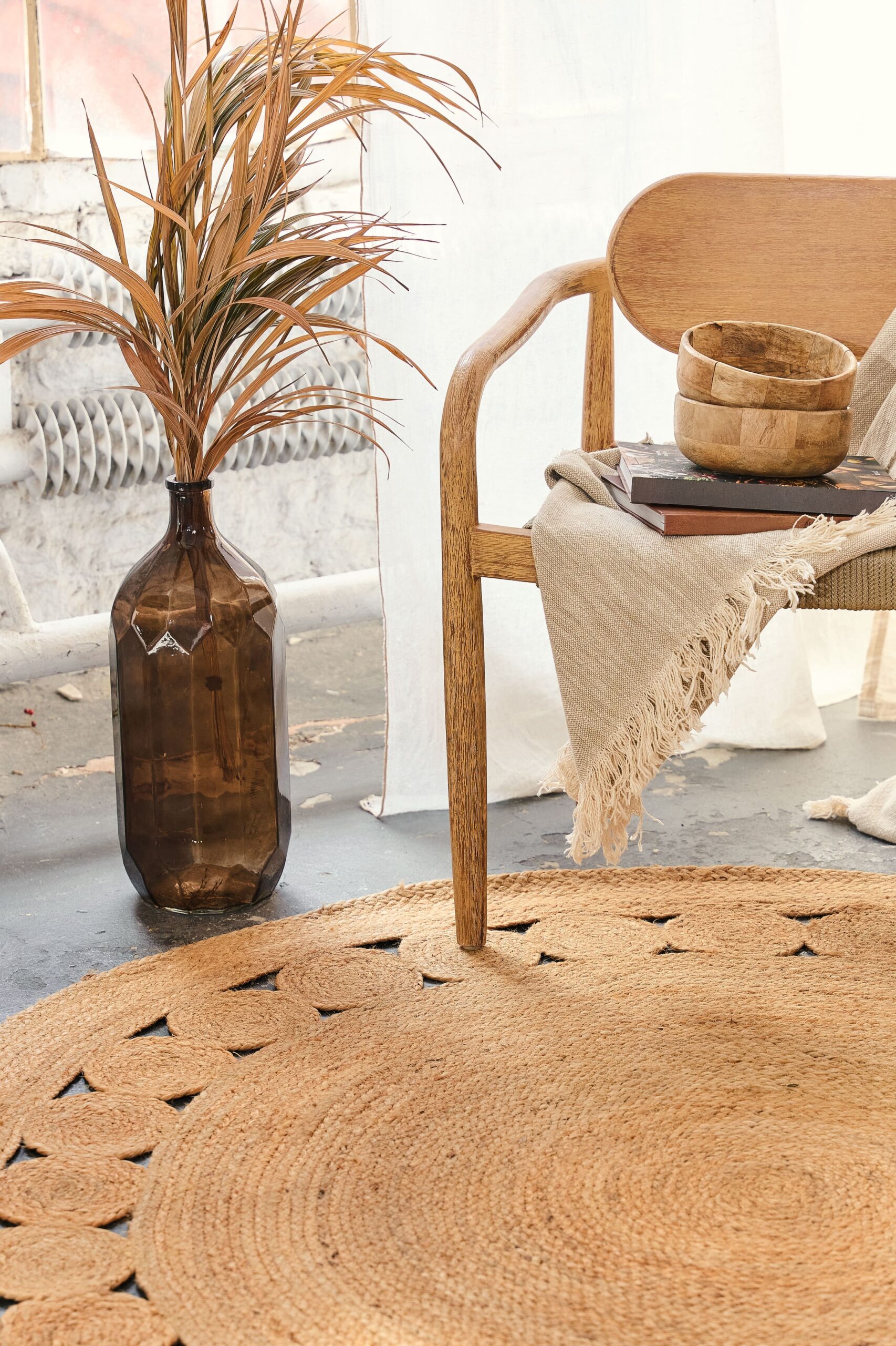 okrągły dywan jutowy z ażurowym wzorkiem dookoła