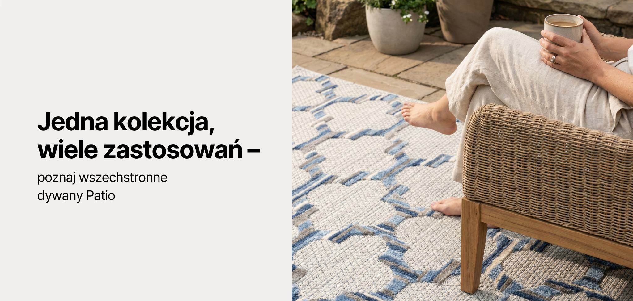 kobieta pije kawę na tarasie, na którym leży niebiesko szary dywan zewnętrzny