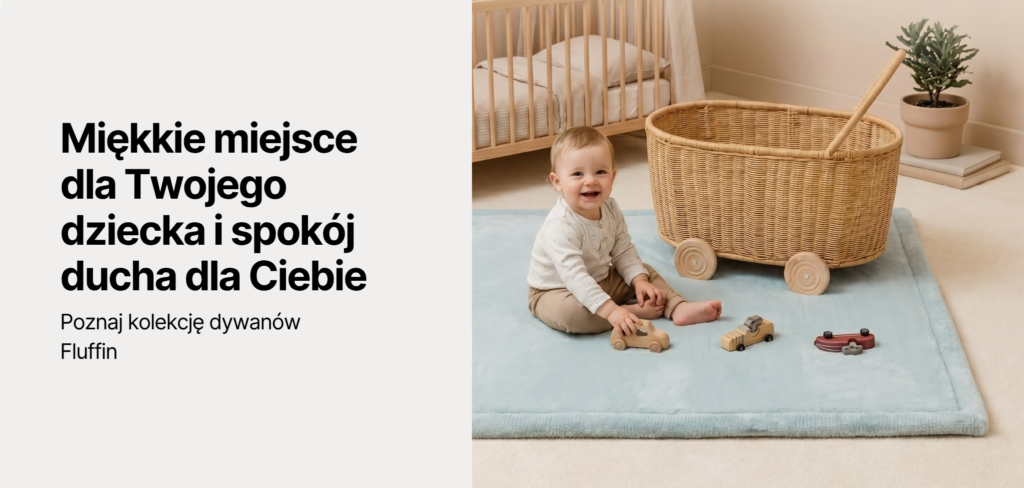 dziecko na miękkim niebieskim dywanie