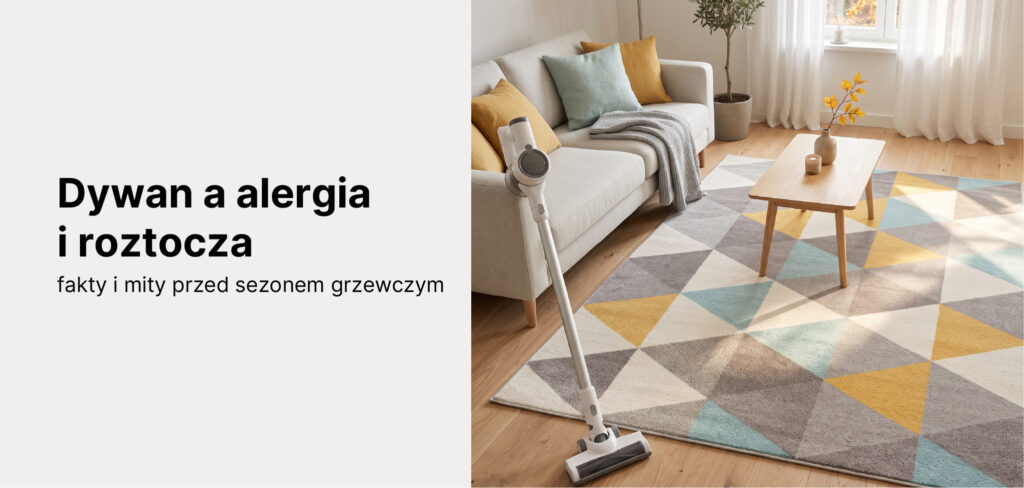 Jasny, nowoczesny salon z dywanem o krótkim włosiu z kolekcji Lazur (geometryczny wzór), obok odkurzacz i promienie słońca wpadające przez okno - czysta, „oddychająca" przestrzeń. Klimat: świeżość, porządek przed sezonem grzewczym