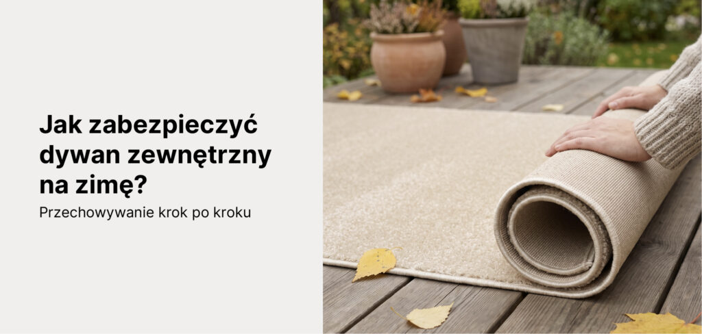 drewniany taras jesienią, na deskach leżą pojedyncze żółte liście; dłonie w swetrze zwijają do połowy jasny, minimalistyczny dywan zewnętrzny z kolekcji Mono